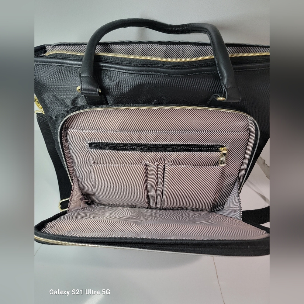 Kenneth Cole Reaction Chelsea Messenger Bag - Picture 4 of 9